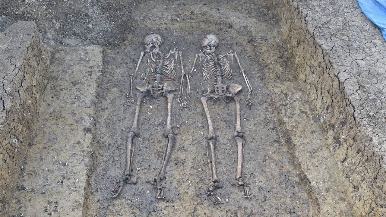 Archäologie-Fund in Deutschland: Ein 1500 Jahre altes Grab ist im Herbst 2021 in Nordschwaben entdeckt worden. Hier sieht man die Skelette des Liebespaares.