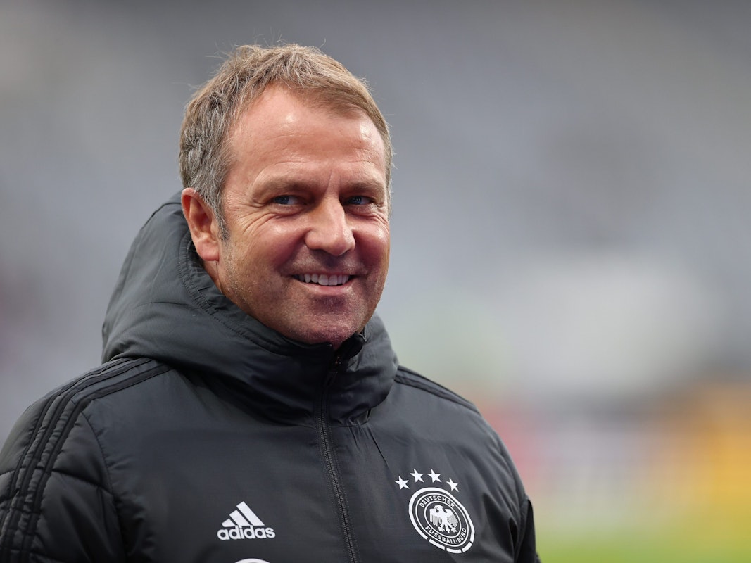 Der deutsche Bundestrainer Hansi Flick kommt auf den Platz.