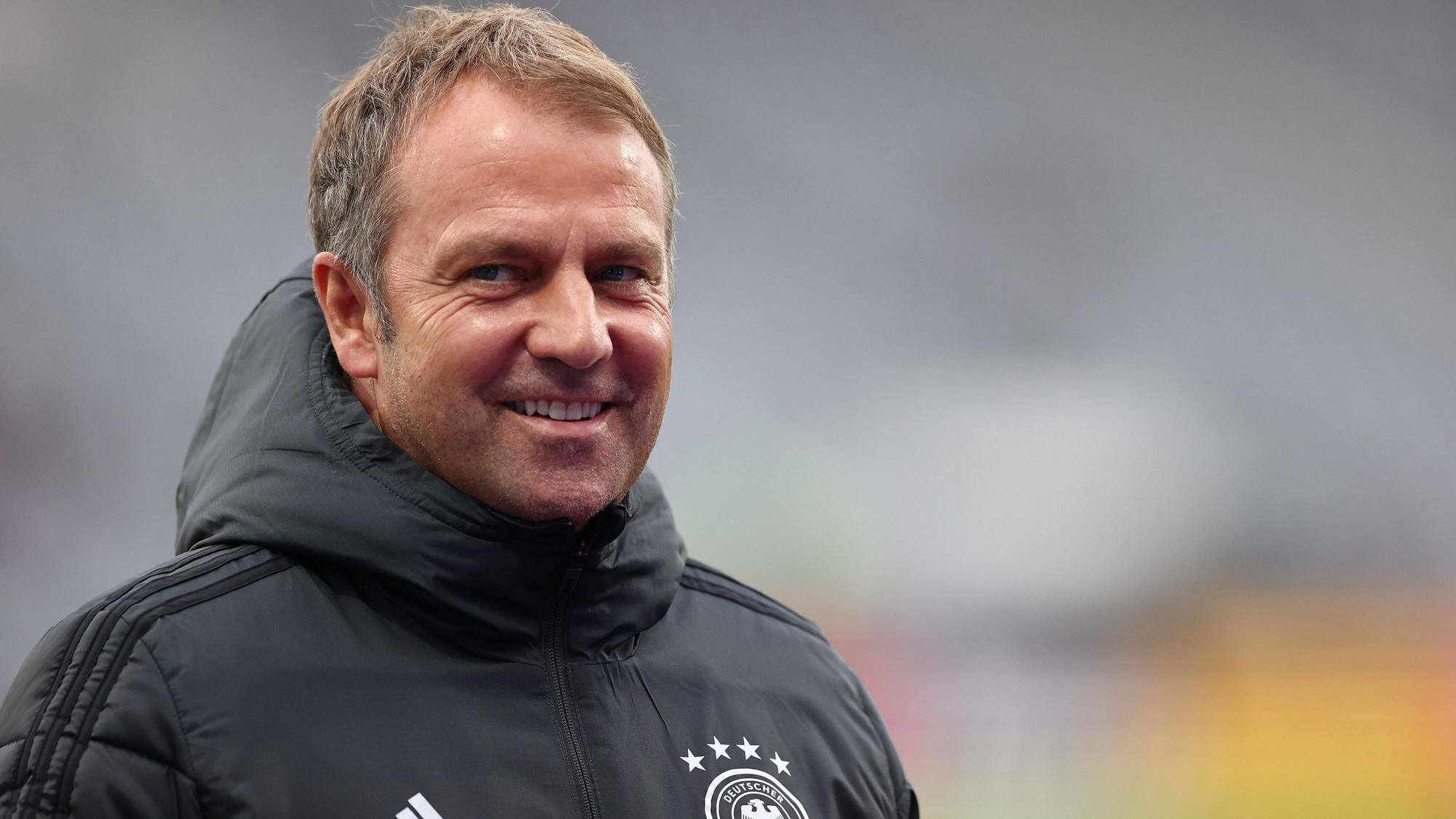 Der deutsche Bundestrainer Hansi Flick kommt auf den Platz.