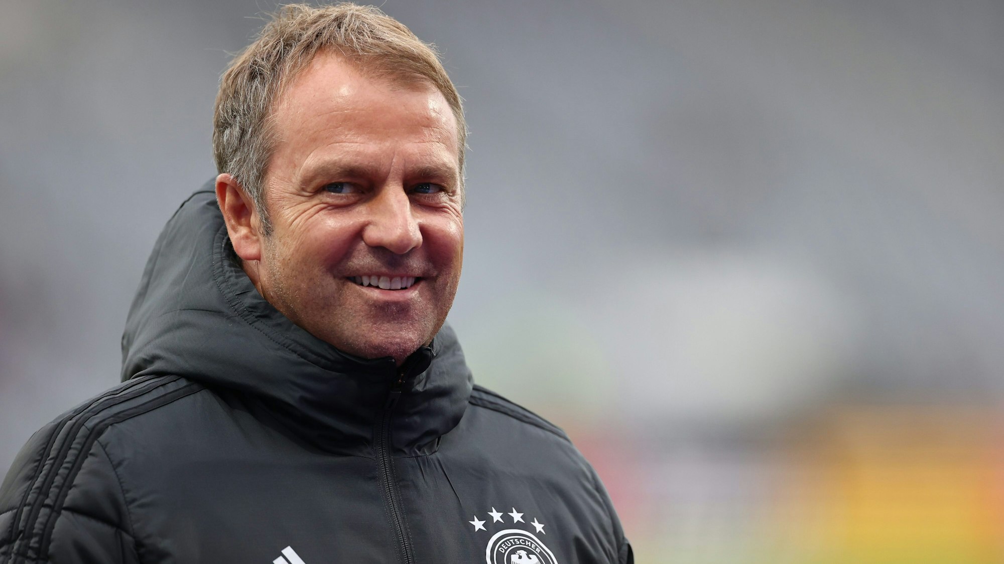 Der deutsche Bundestrainer Hansi Flick kommt auf den Platz.