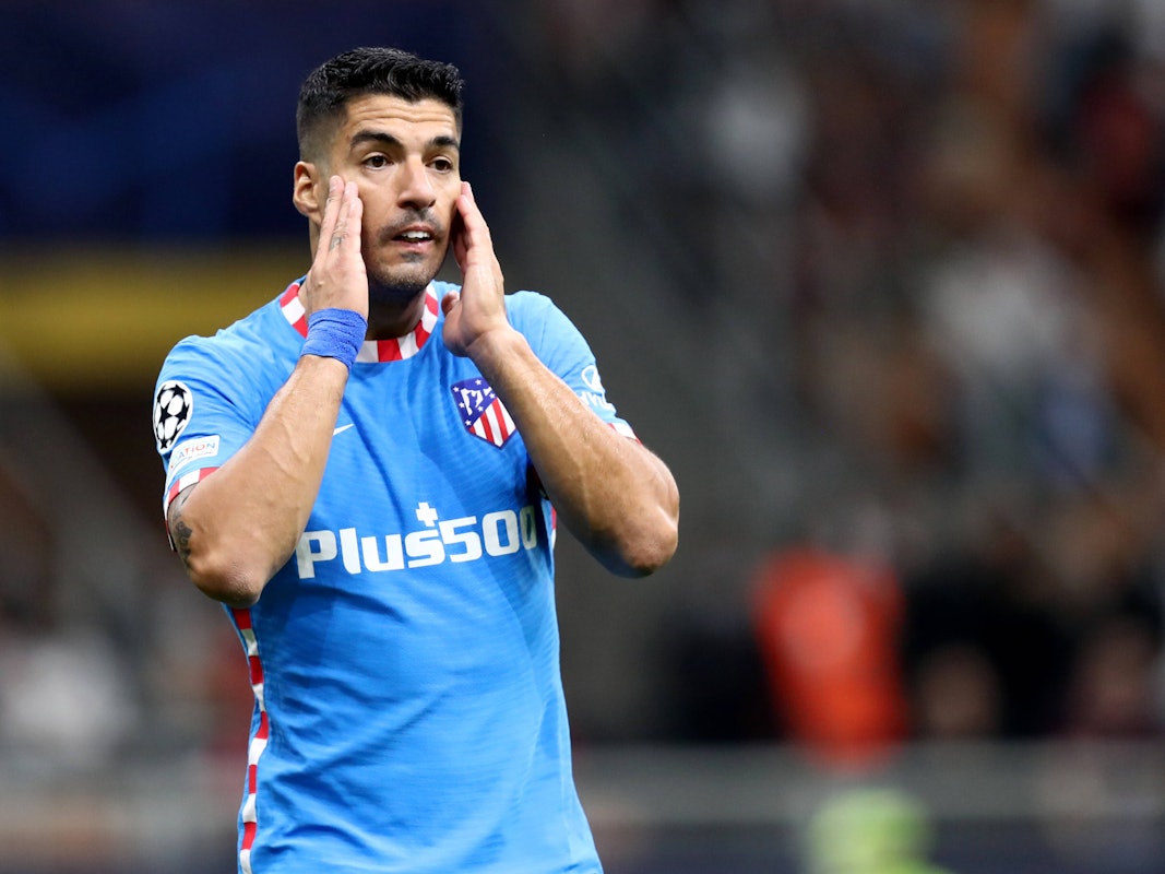 Luis Suarez fasst sich mit beiden Händen an die Wangen.