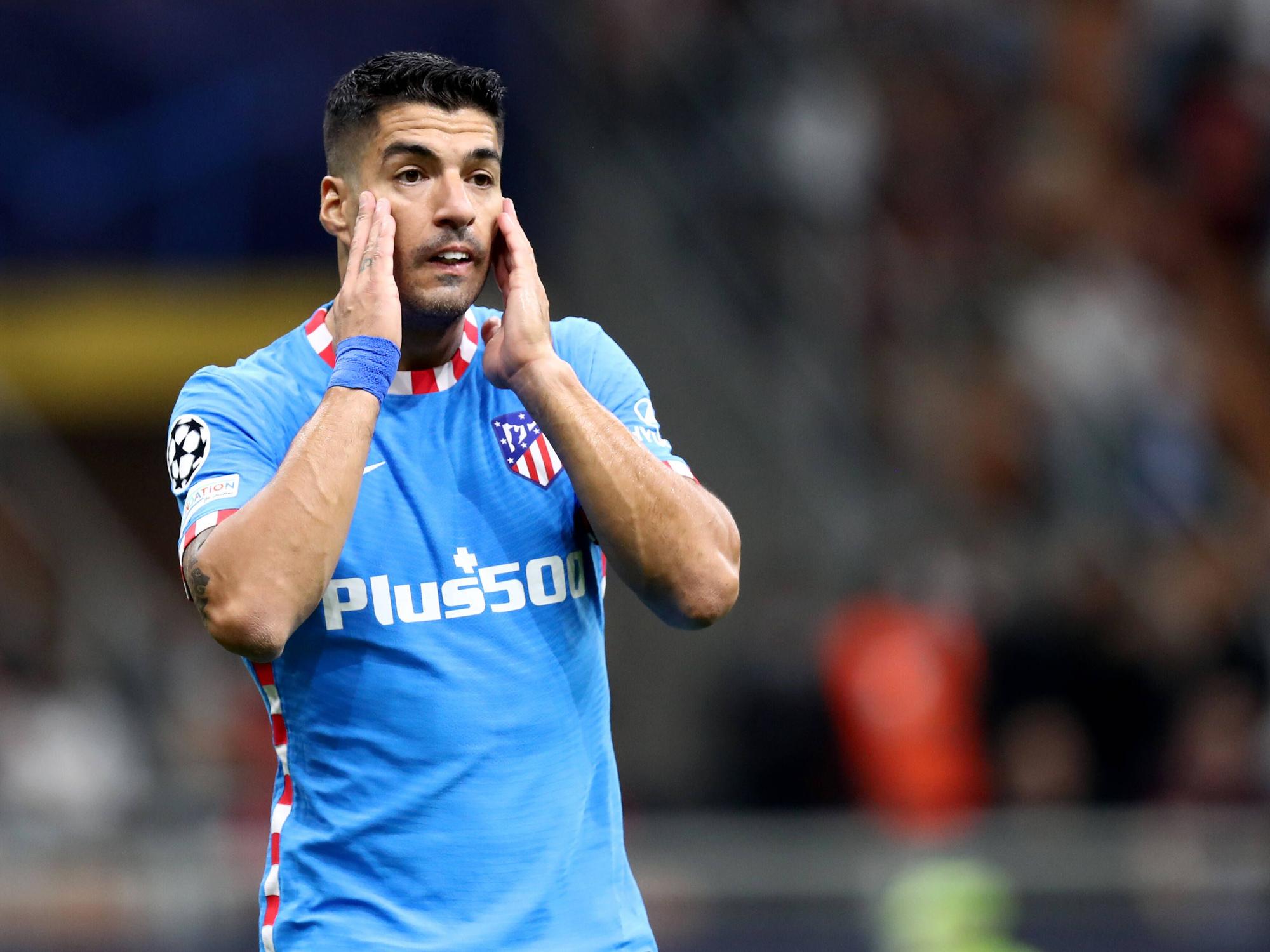Luis Suarez fasst sich mit beiden Händen an die Wangen.