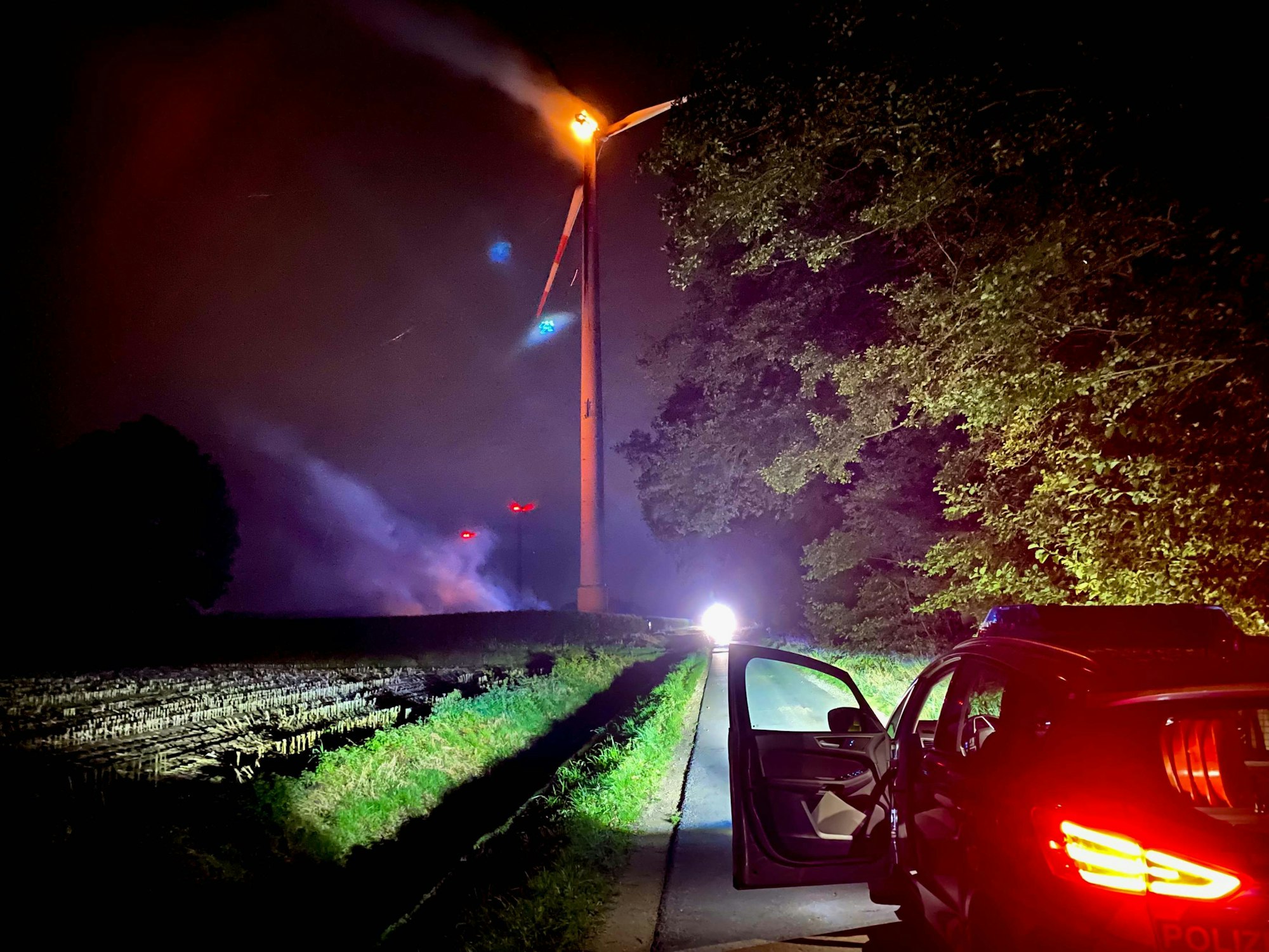 Das Windrad in Neunkirchen, kurz nachdem die Rotornarbe in Brand geraten war.