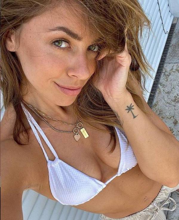 Vanessa Mai lächelt auf einem Selfie, das sie am 25. Juli 2021 auf Instagram postete, in die Kamera
