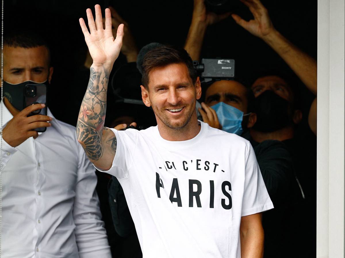 Lionel Messi winkt seinen Fans zu.