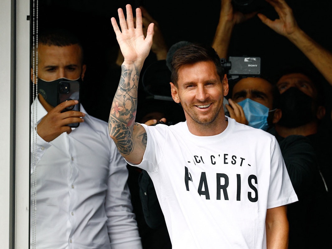 Lionel Messi winkt seinen Fans zu.