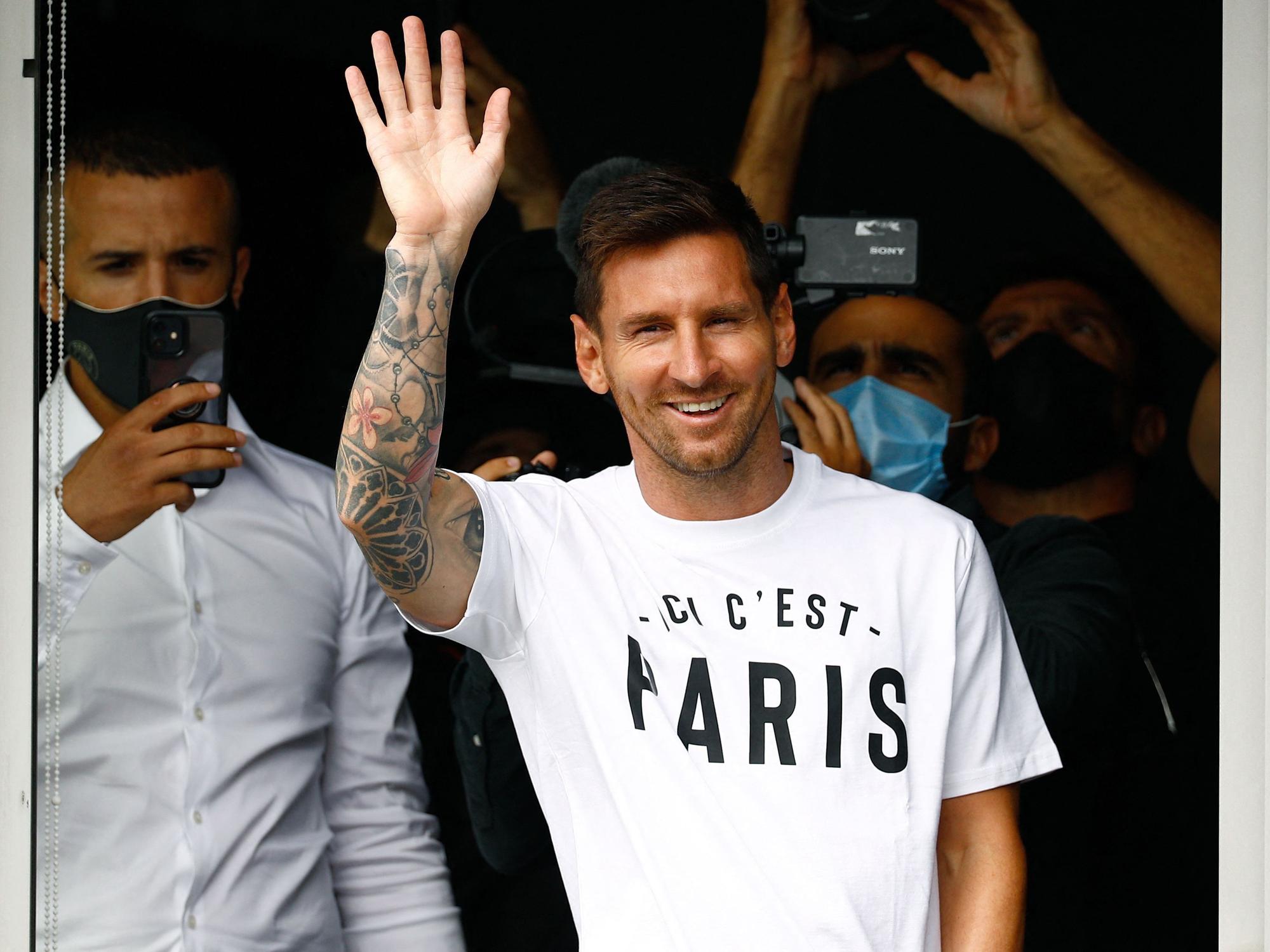 Lionel Messi winkt seinen Fans zu.