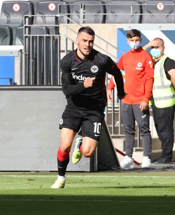 Filip Kostic (Frankfurt) gegen Ellyes Skhiri (1. FC Köln)