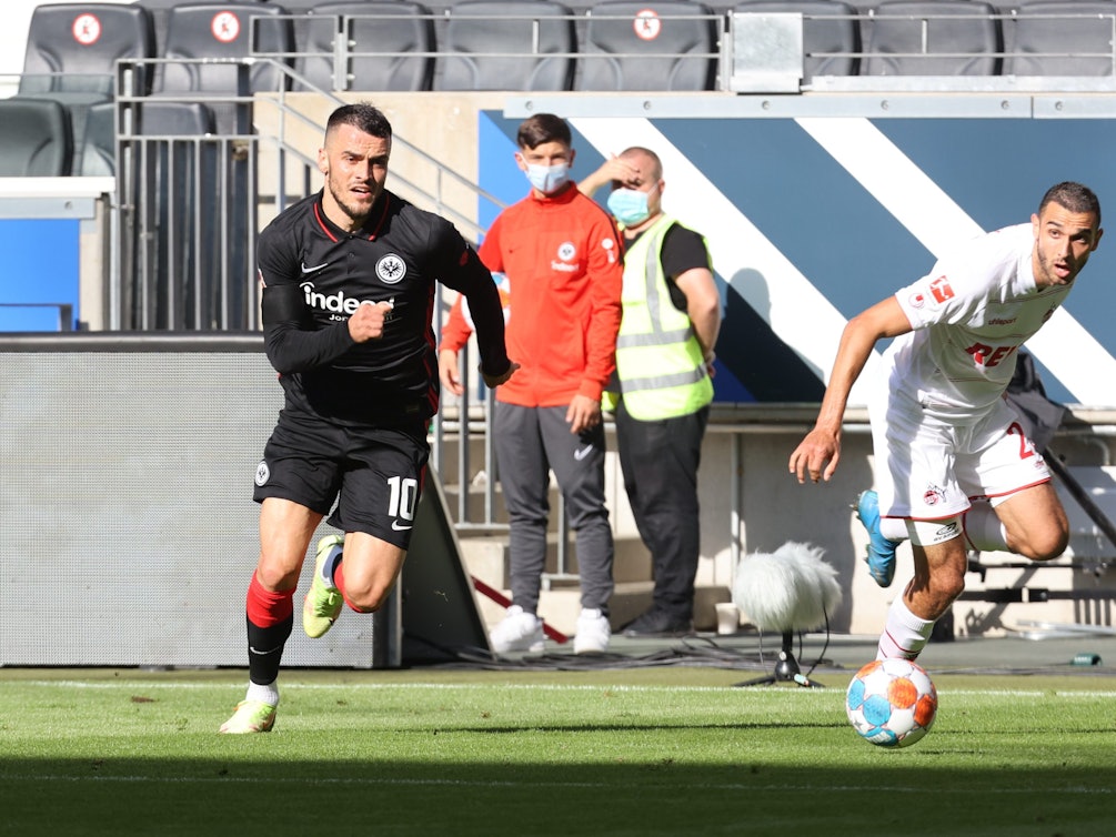 Filip Kostic (Frankfurt) gegen Ellyes Skhiri (1. FC Köln)