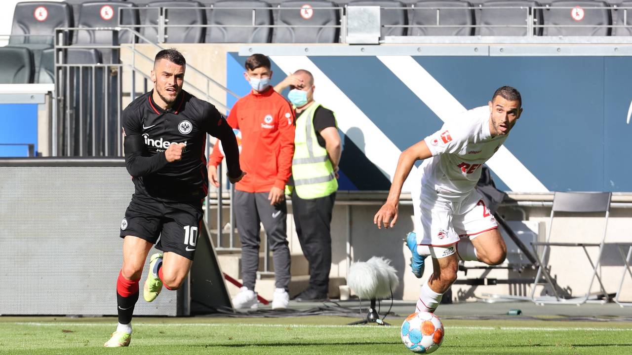 Filip Kostic (Frankfurt) gegen Ellyes Skhiri (1. FC Köln)