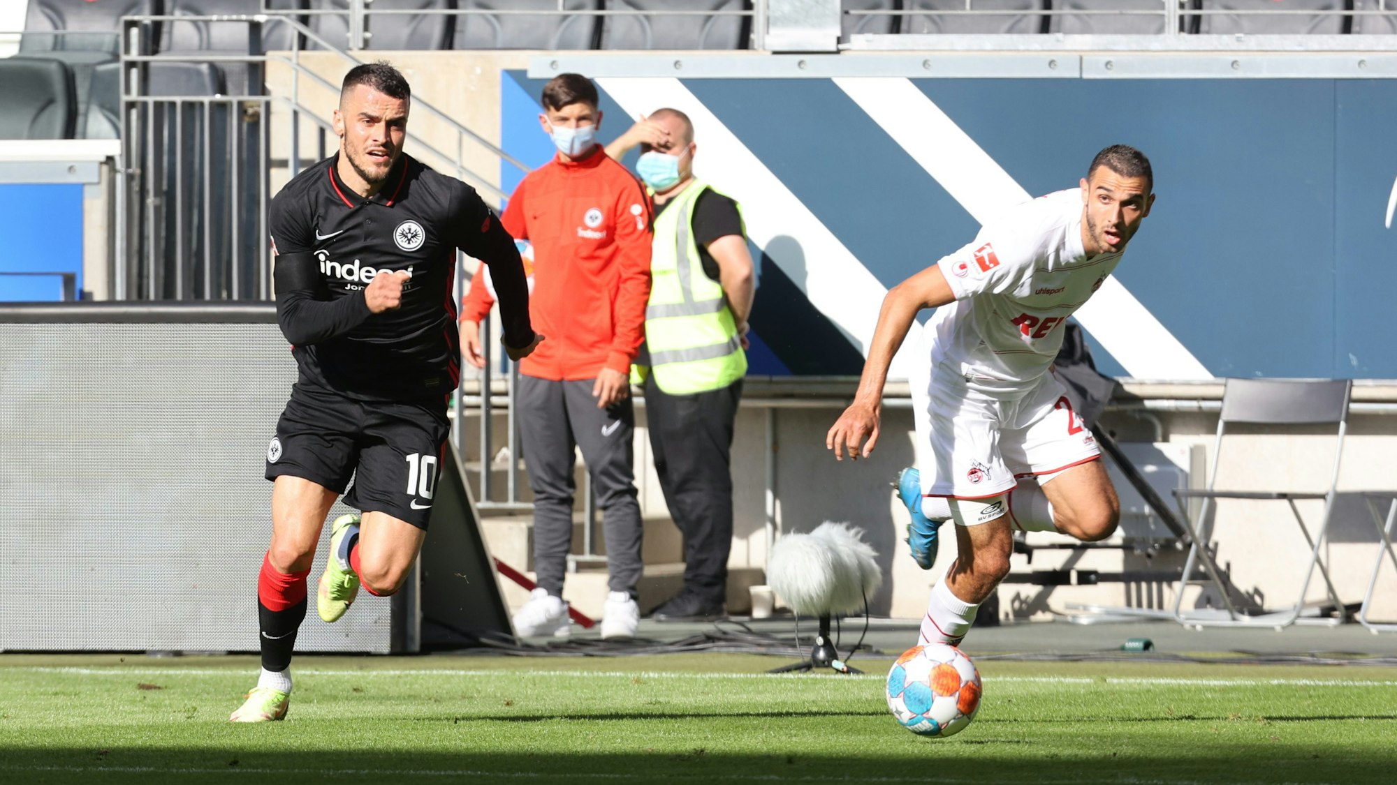 Filip Kostic (Frankfurt) gegen Ellyes Skhiri (1. FC Köln)