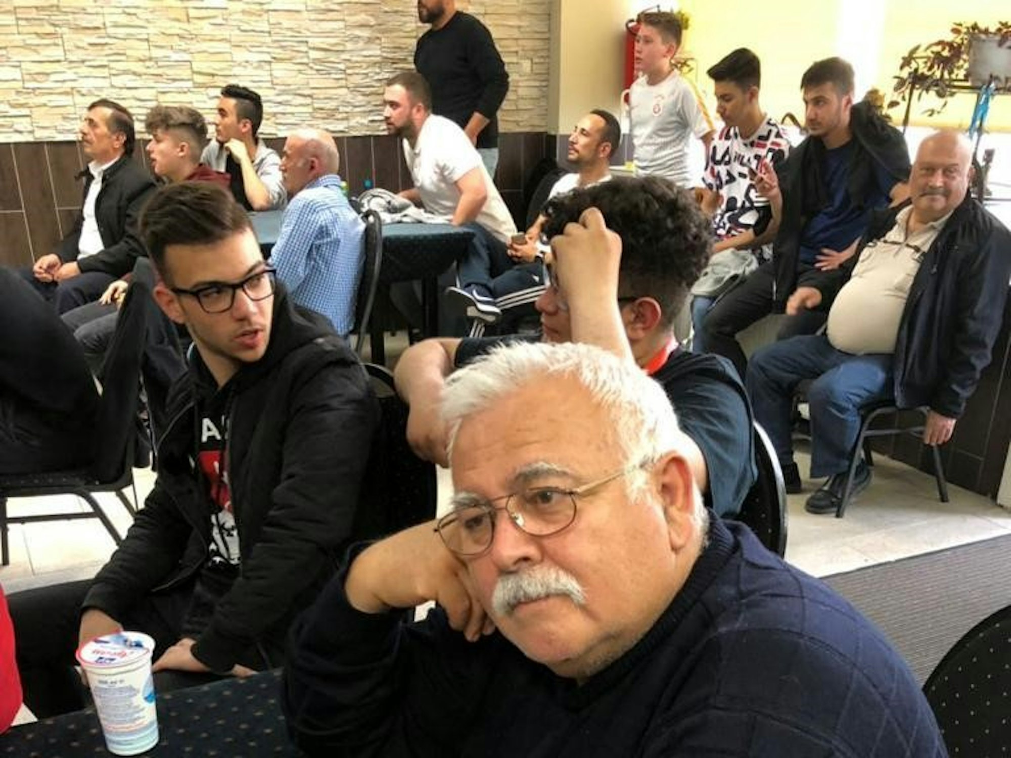 Gäste sitzen in einem Café in Köln.