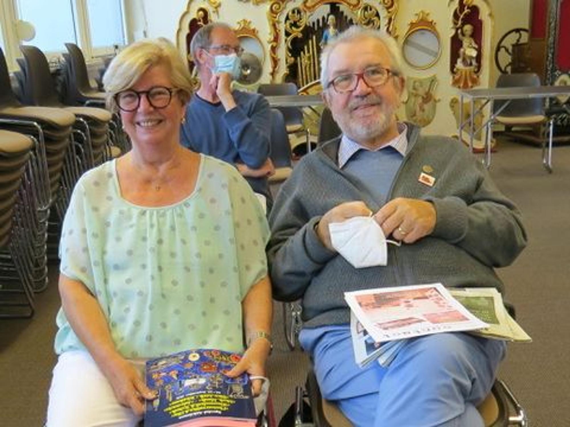 Sieglinde und Rudolf Doose verfolgen eine Versteigerung in einem Auktionshaus.