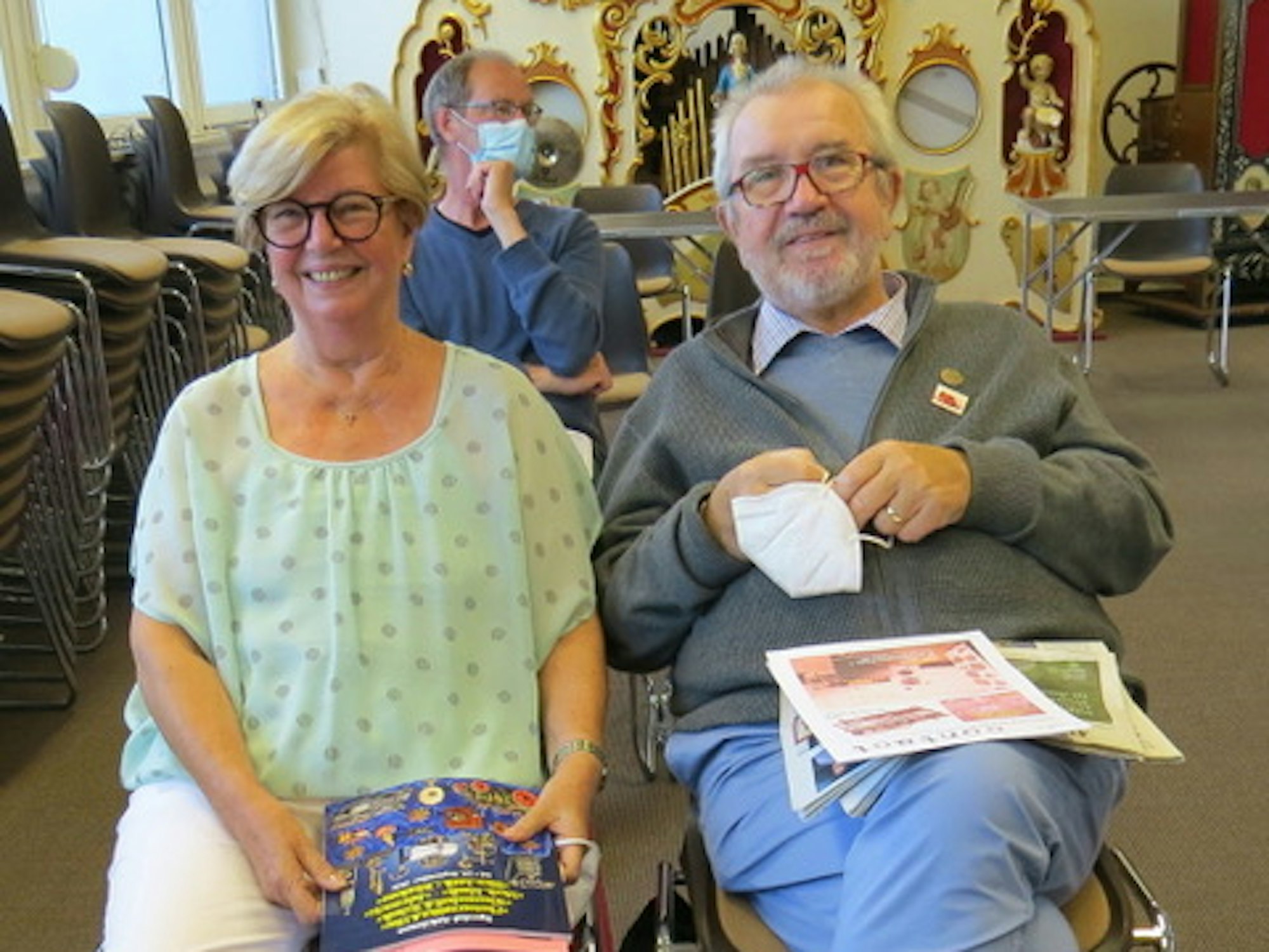 Sieglinde und Rudolf Doose verfolgen eine Versteigerung in einem Auktionshaus.
