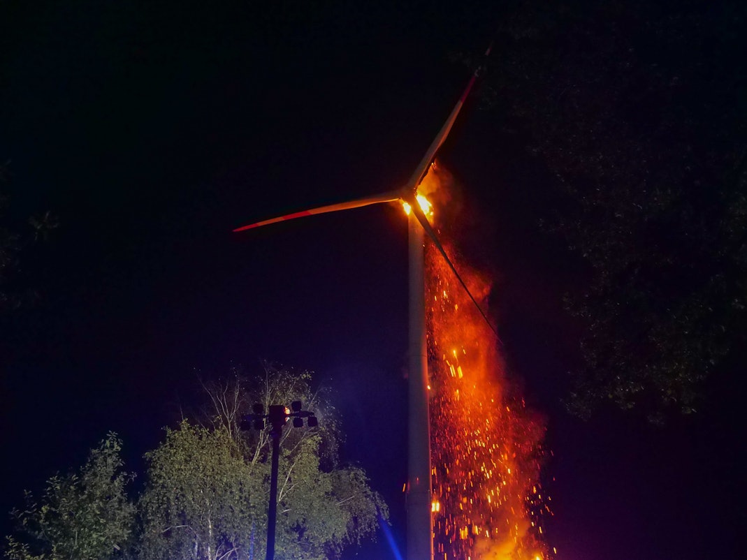 Das Feuer an dem Windrad soll in der Nacht zum Freitag (1. Oktober) im Bereich des Maschinenraums ausgebrochen sein.