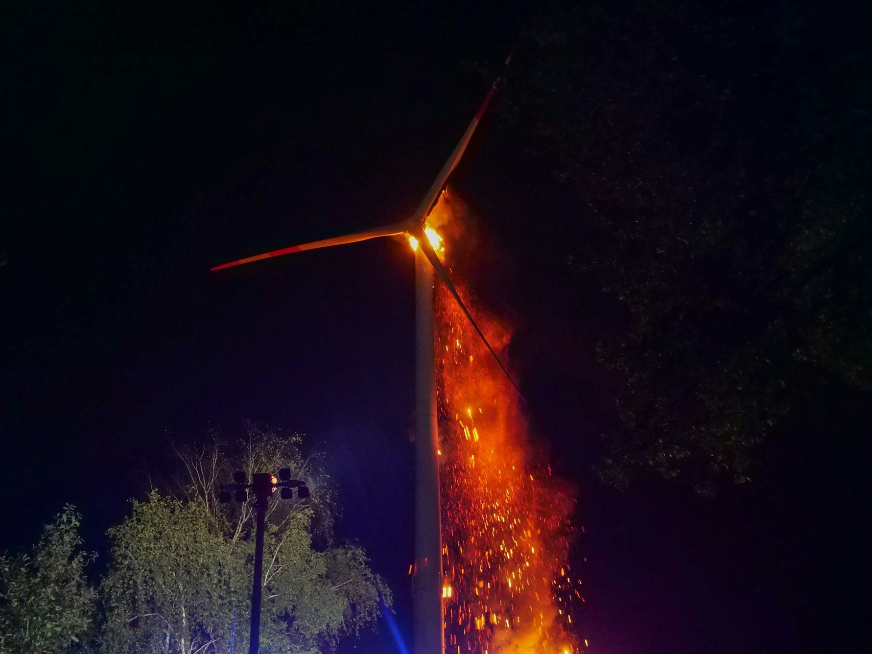 Das Feuer an dem Windrad soll in der Nacht zum Freitag (1. Oktober) im Bereich des Maschinenraums ausgebrochen sein.