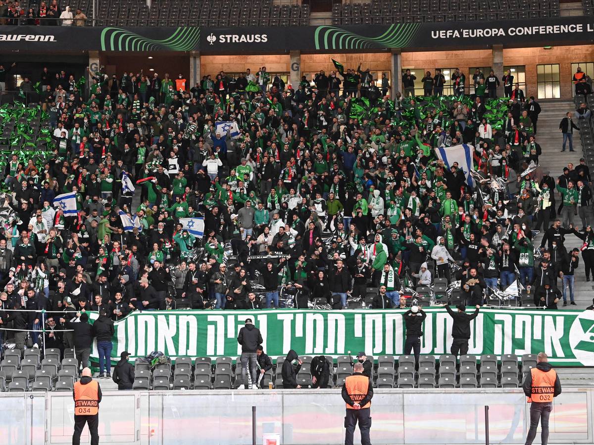 Der Gästeblock des Berliner Olympiastadions, gefüllt mit Fans von Maccabi Haifa. Vereinzelt sind Israel-Fahnen zu sehen.