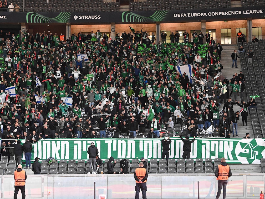 Der Gästeblock des Berliner Olympiastadions, gefüllt mit Fans von Maccabi Haifa. Vereinzelt sind Israel-Fahnen zu sehen.