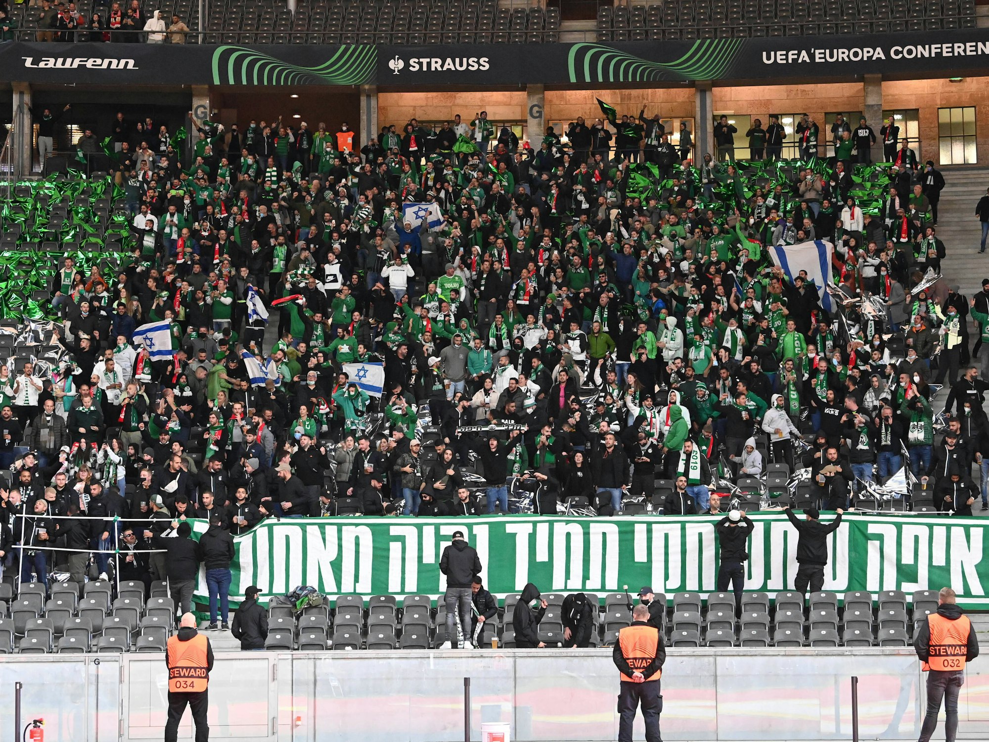 Der Gästeblock des Berliner Olympiastadions, gefüllt mit Fans von Maccabi Haifa. Vereinzelt sind Israel-Fahnen zu sehen.