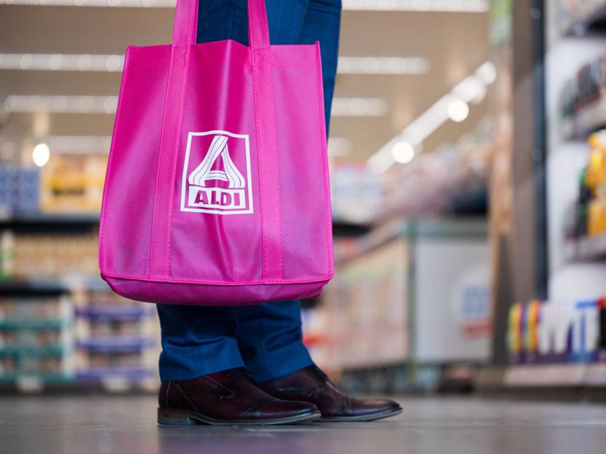 Bei Aldi gibt es eine TikTok-Verkäuferin, die den Männern den Kopf verdreht.