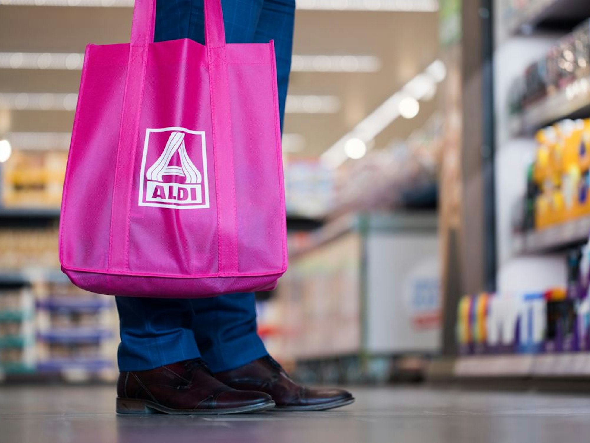 Bei Aldi gibt es eine TikTok-Verkäuferin, die den Männern den Kopf verdreht.