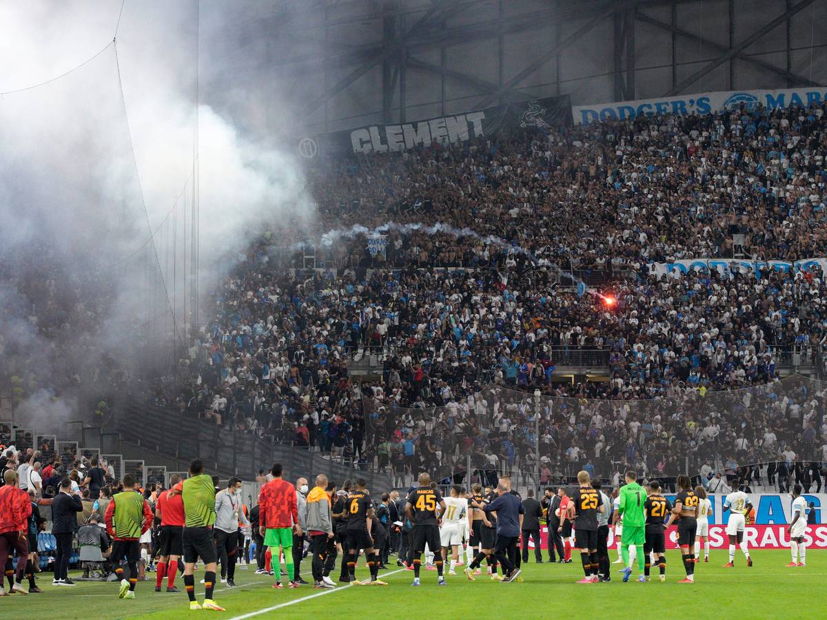 Während des Fußballspiels der Europa League Gruppe E zwischen Marseille und Galatasaray im Stadion Stade Velodrome in Marseille wird von Fans eine Fackel gezündet.