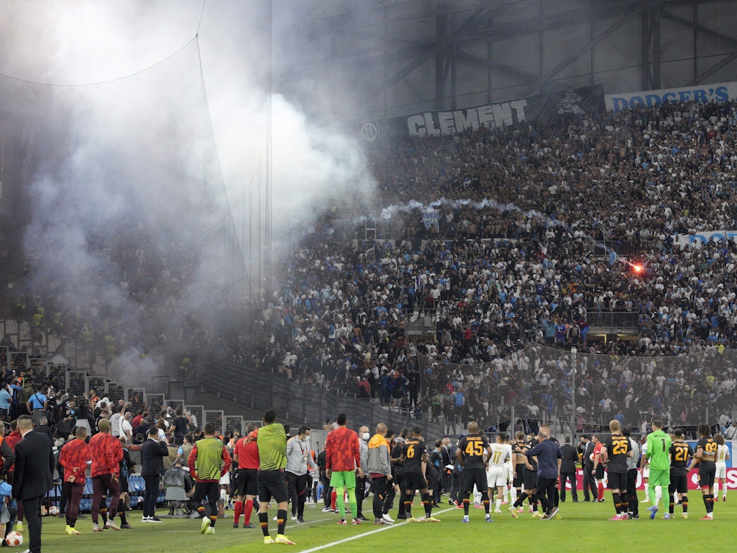 Während des Fußballspiels der Europa League Gruppe E zwischen Marseille und Galatasaray im Stadion Stade Velodrome in Marseille wird von Fans eine Fackel gezündet.