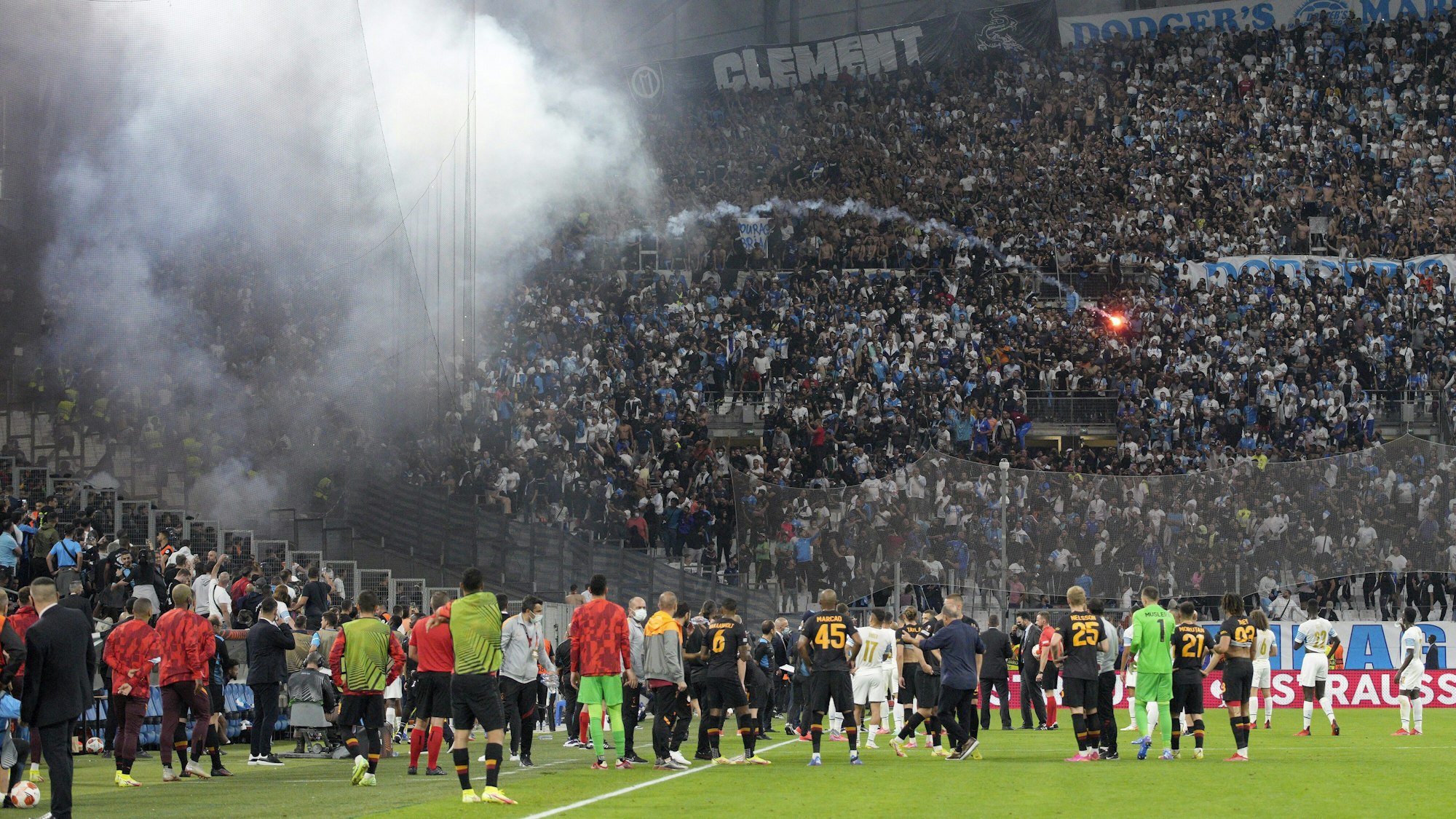 Während des Fußballspiels der Europa League Gruppe E zwischen Marseille und Galatasaray im Stadion Stade Velodrome in Marseille wird von Fans eine Fackel gezündet.