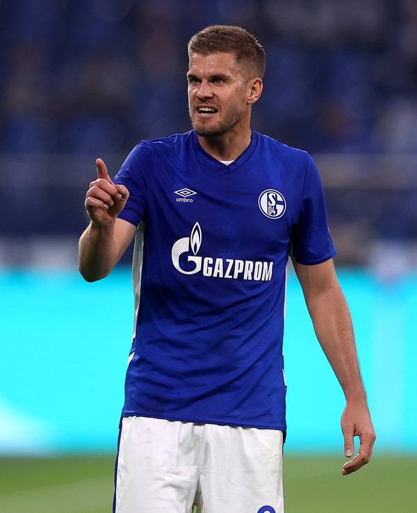 Simon Terodde streckt im Spiel von Schalke 04 den Zeigefinger aus.