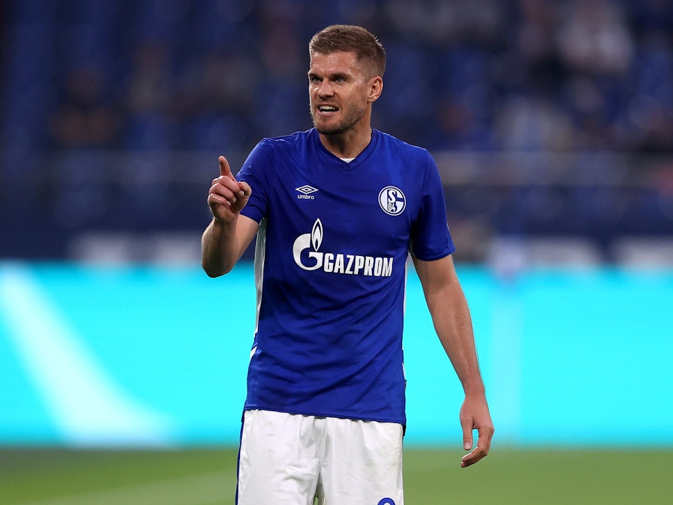 Simon Terodde streckt im Spiel von Schalke 04 den Zeigefinger aus.
