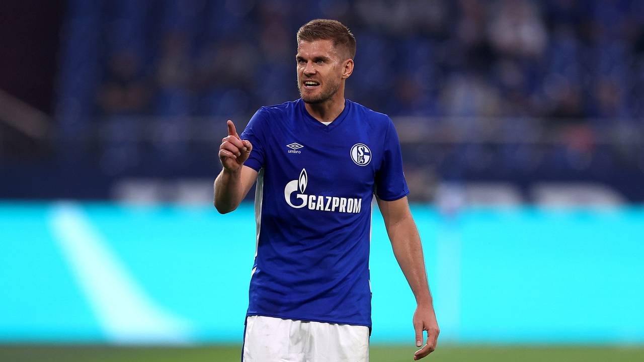 Simon Terodde streckt im Spiel von Schalke 04 den Zeigefinger aus.