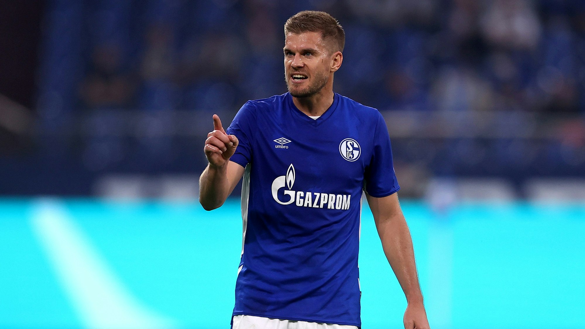 Simon Terodde streckt im Spiel von Schalke 04 den Zeigefinger aus.