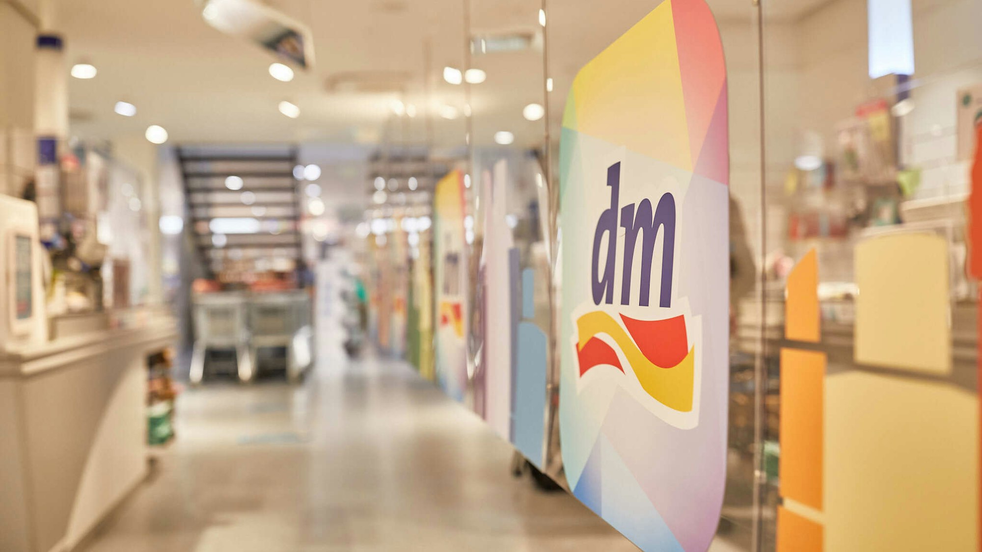 Blick in eine dm-Filiale im November 2020: Kunden sind enttäuscht darüber, dass die Drogeriekette seine Schnelltestzentren schließt. Dabei war das längst klar.
