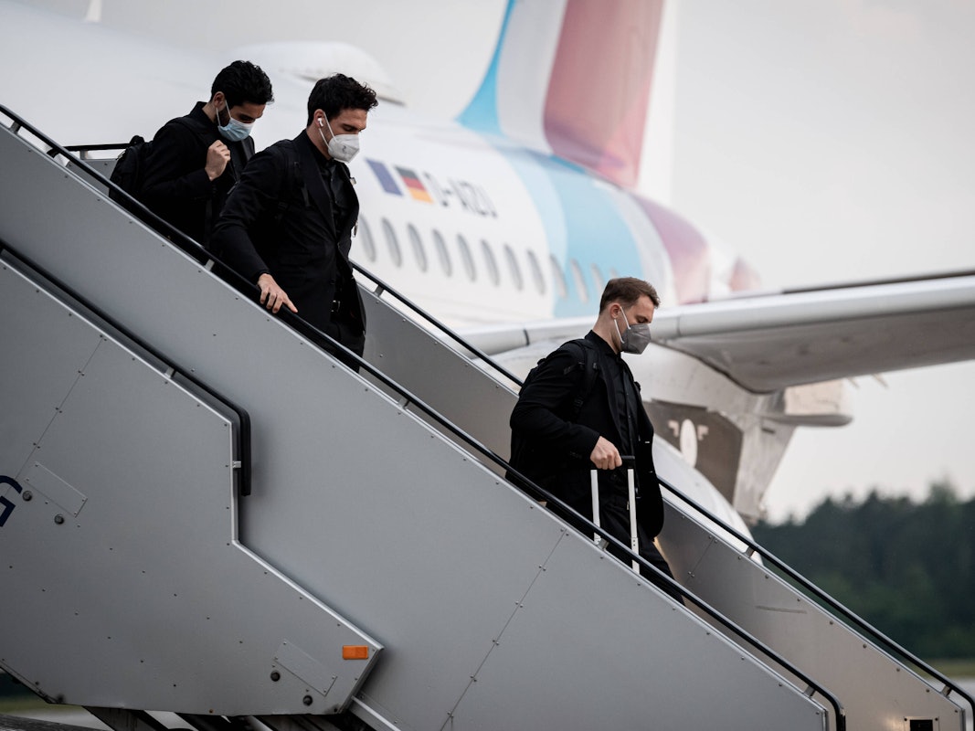 Manuel Neuer, Mats Hummels und Ilkay Gündogan gehen die Treppe am Flugzeug herunter.