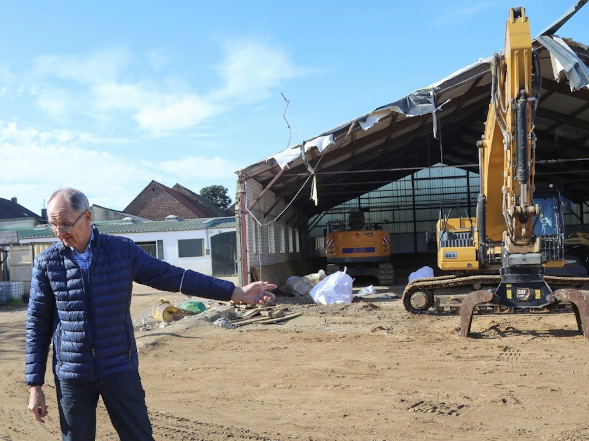 Pferdebesitzer Martin Spoo zeigt das Ausmaß des Hochwassers in Blessem.