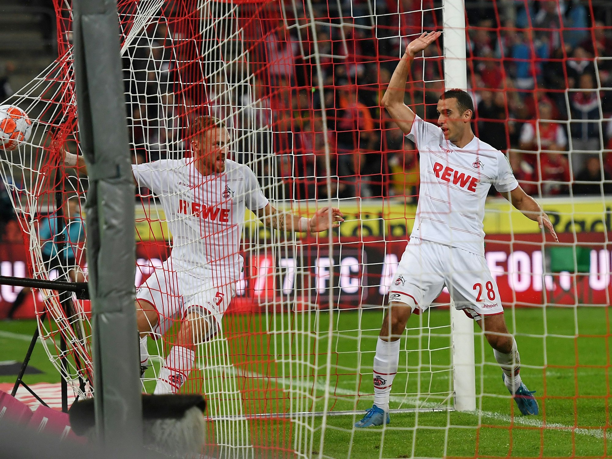 Rafael Czichos und Ellyes Skhiri spielen für den 1. FC Köln gegen Greuther Fürth.