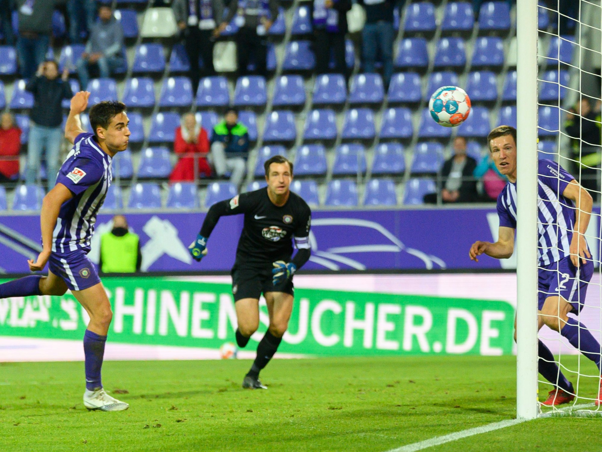 Aues Dirk Carlson (l) erzielt ein Eigentor zum 1:1, Torwart Martin Männel (M) und Gaetan Bussmann können das Tor für den Hamburger SV nicht verhinderrn.