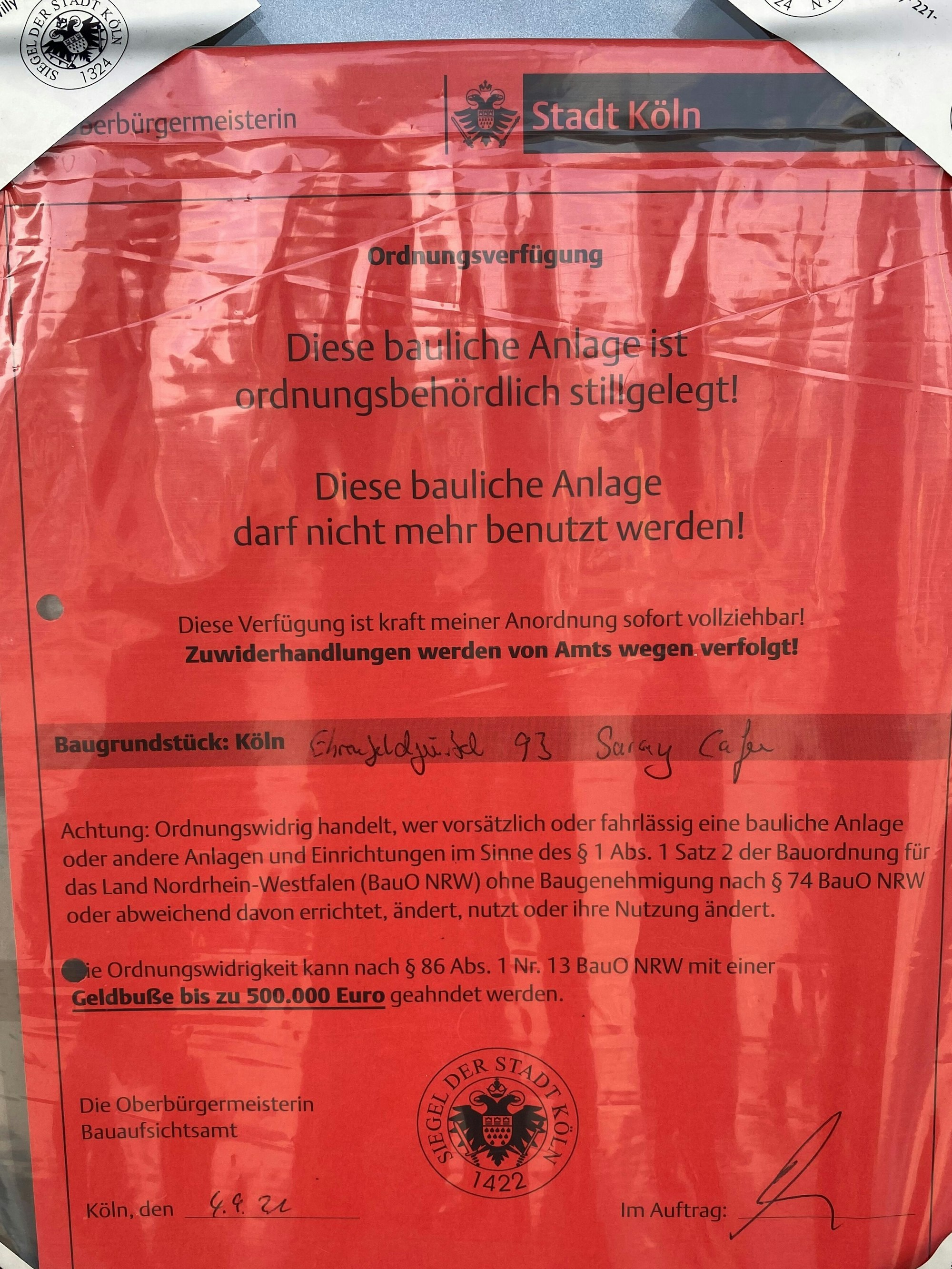 Ein Aushang mit einer Ordnungsverfügung zur Schließung eines Cafés in Köln.