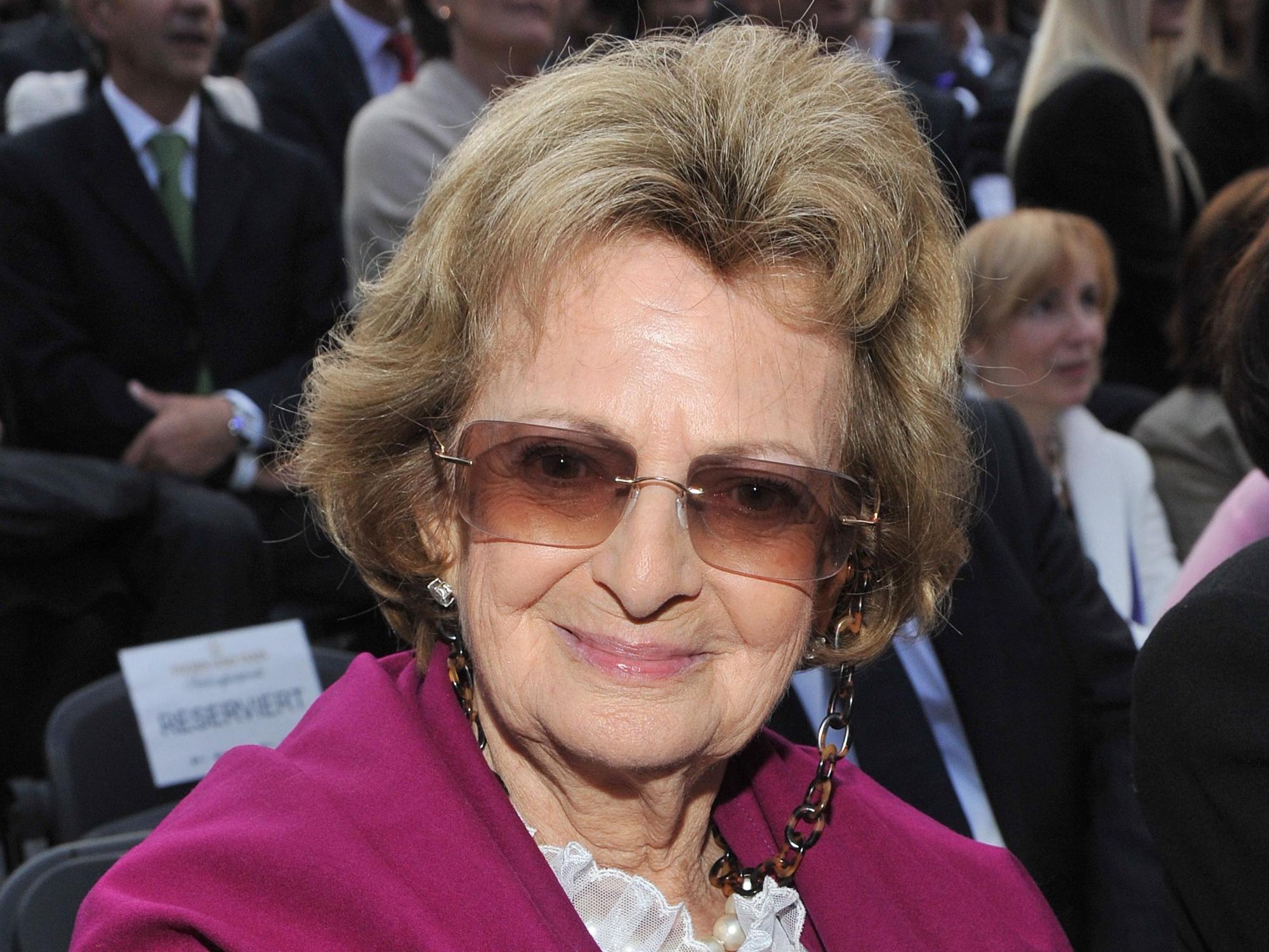 Gräfin Beatrix von Schönburg-Glauchau sitzt im Juli 2021 vor der Eröffnung der Thurn-und-Taxis-Schlossfestspiele mit der Oper "Die Zauberflöte" im Innenhof des Fürstenschlosses.