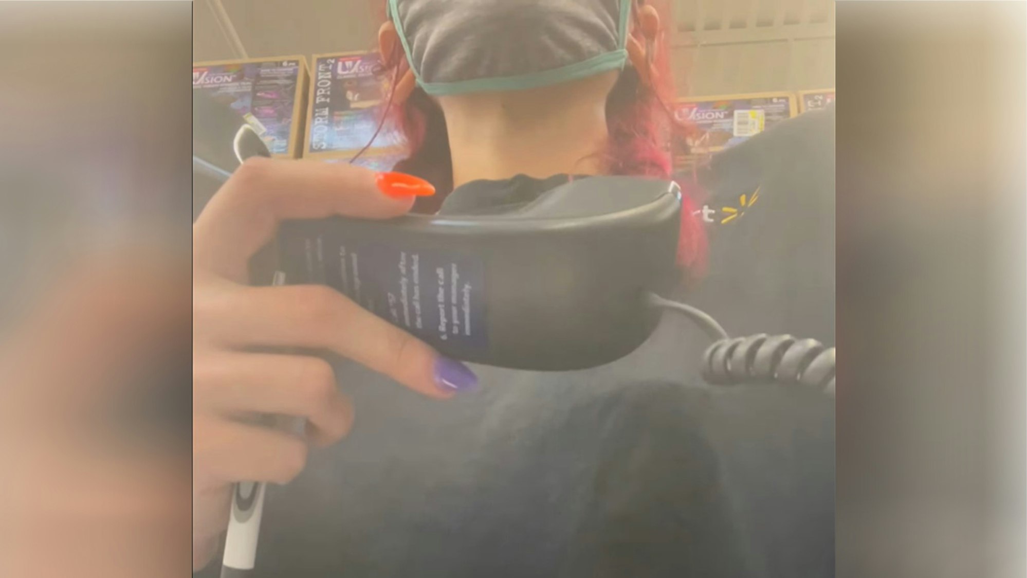 Die Walmart-Angestellte Beth McGrath kündigt mit einer Schimpftirade über die Lautsprecher und nimmt alles in einem Video auf, das sie später bei Facebook postet.