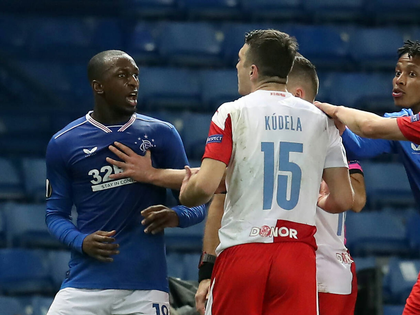 Glen Kamara und Ondrej Kudela stehen konfrontativ voreinander, sagen sich die Meinung.