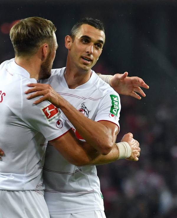 Kölns Rafael Czichos feiert mit Torschütze Ellyes Skhiri (r) das Tor zum 2:1.