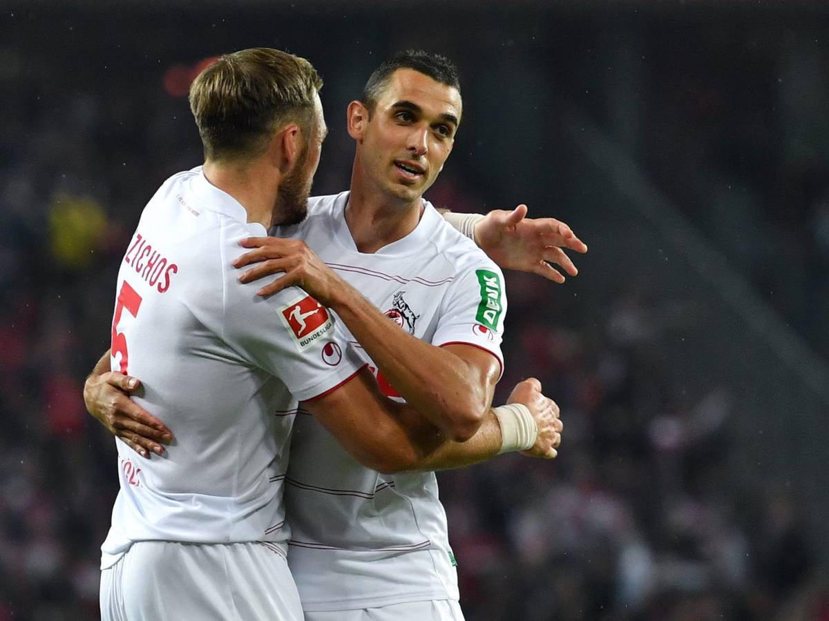 Kölns Rafael Czichos feiert mit Torschütze Ellyes Skhiri (r) das Tor zum 2:1.
