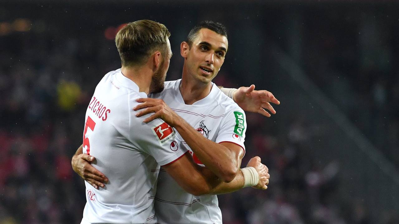Kölns Rafael Czichos feiert mit Torschütze Ellyes Skhiri (r) das Tor zum 2:1.