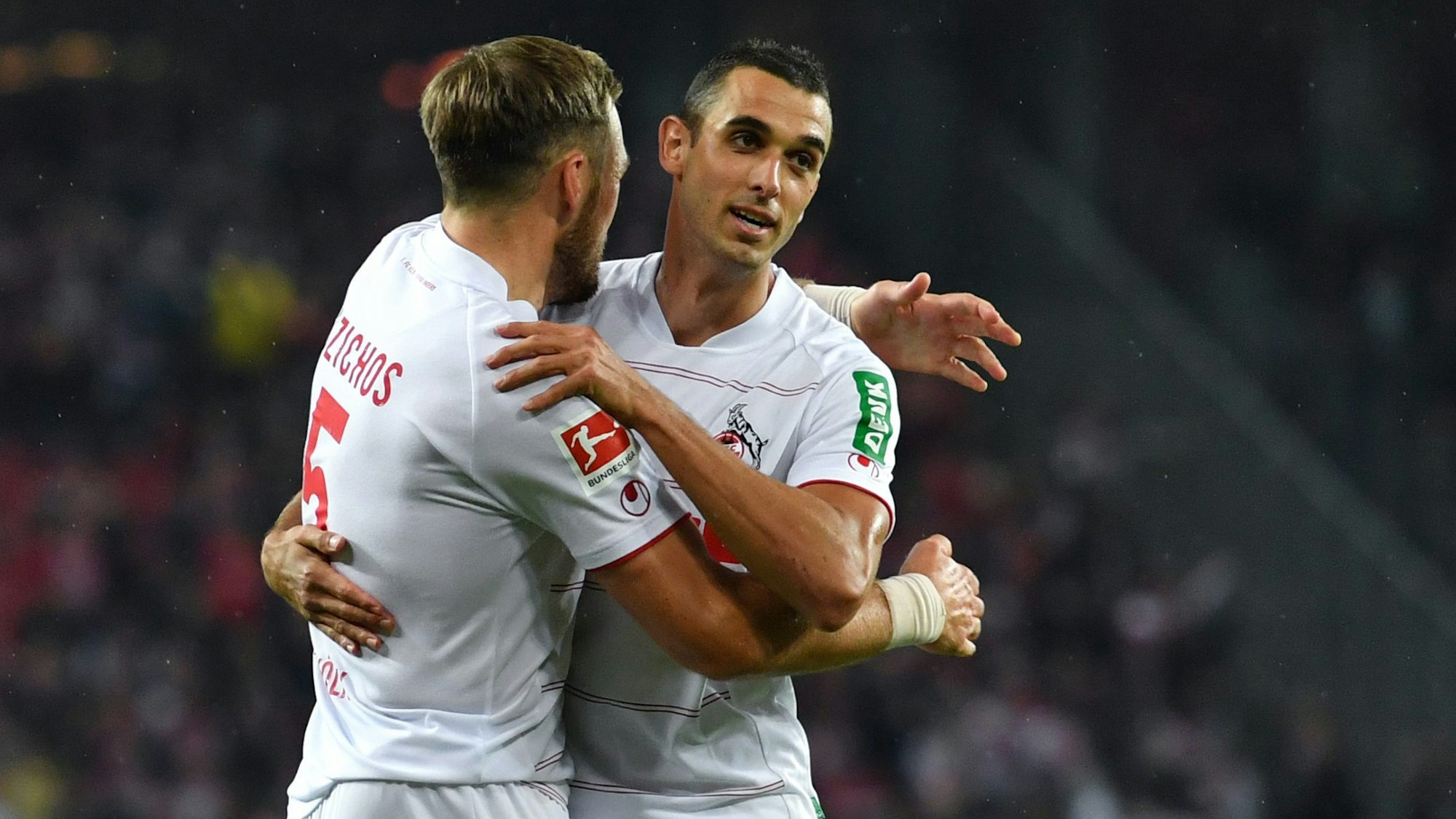 Kölns Rafael Czichos feiert mit Torschütze Ellyes Skhiri (r) das Tor zum 2:1.