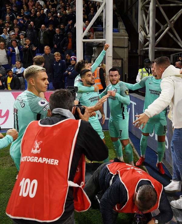 Spieler von Brighton & Hove Albion jubeln im Spiel bei Crystal Palace mit ihren Fans.