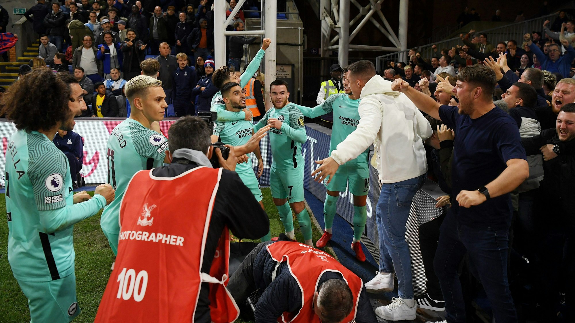 Spieler von Brighton & Hove Albion jubeln im Spiel bei Crystal Palace mit ihren Fans.