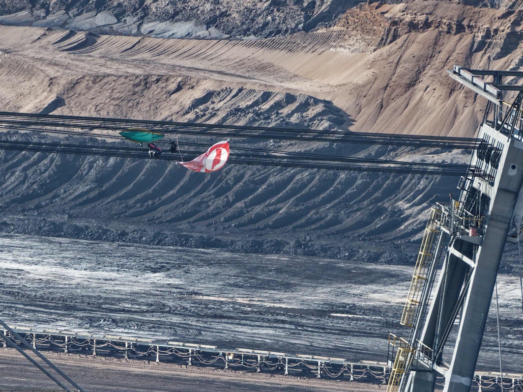 Eine Fahne und Ausrüstungsgegenstände hängen in den Seilen eines Absetzers im Braunkohletagebau Garzweiler II.