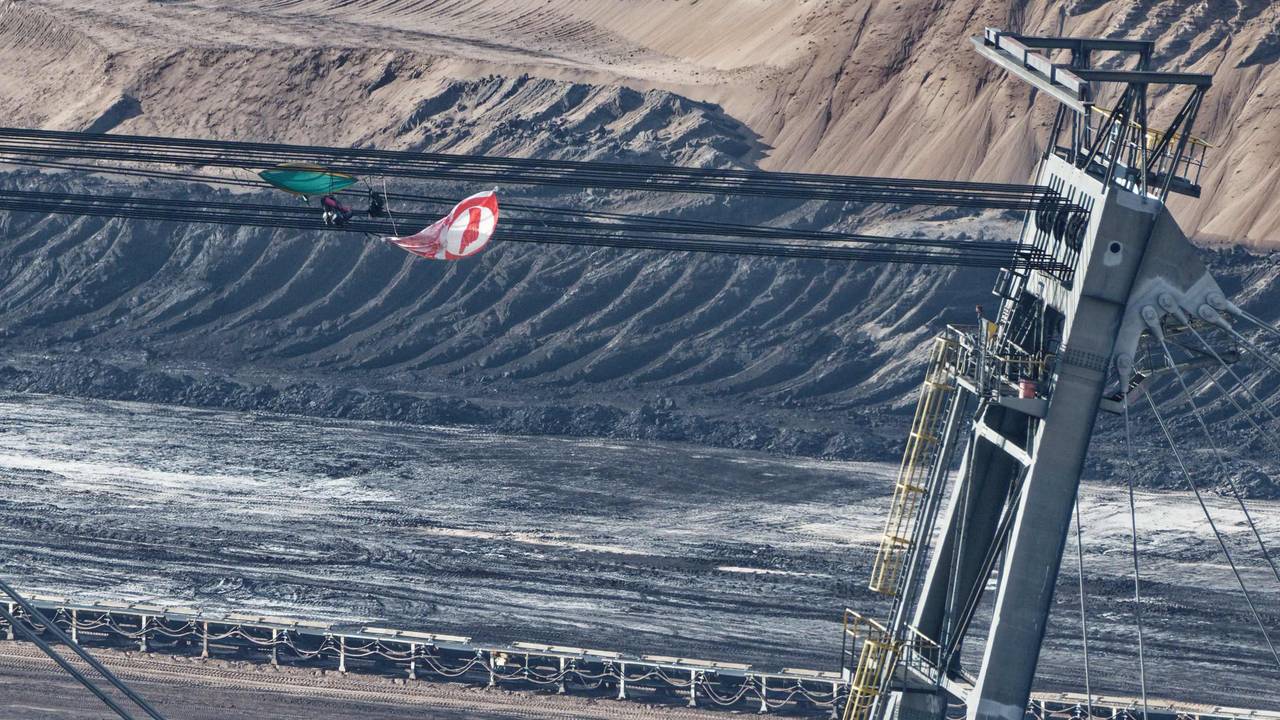 Eine Fahne und Ausrüstungsgegenstände hängen in den Seilen eines Absetzers im Braunkohletagebau Garzweiler II.