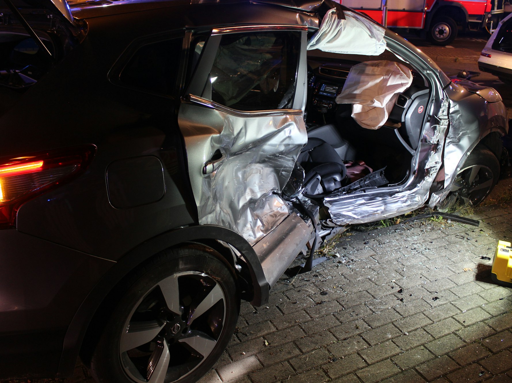 Die Beifahrerseite des Nissans ist tief eingedrückt.